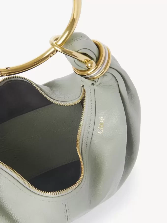 Borsa Hobo piccola con bracciale in pelle martellata Borsa Hobo piccola con bracciale in pelle martellata