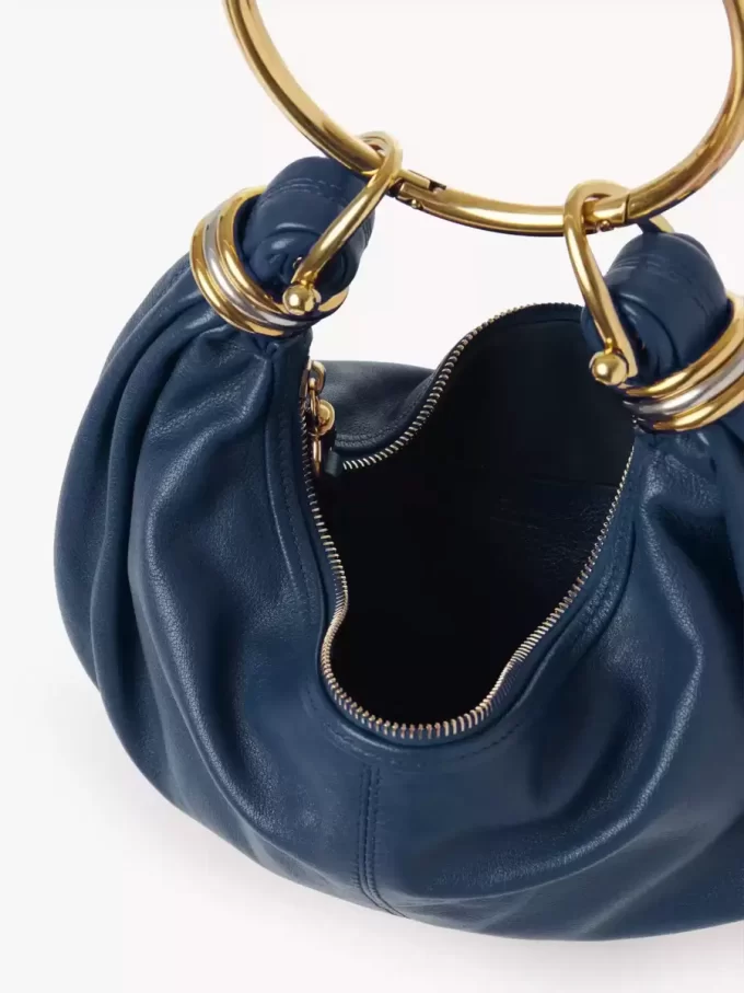 Borsa Hobo piccola con bracciale in pelle martellata Borsa Hobo piccola con bracciale in pelle martellata