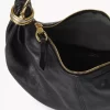 Borsa hobo piccola con bracciale in pelle martellata Borsa hobo piccola con bracciale in pelle martellata