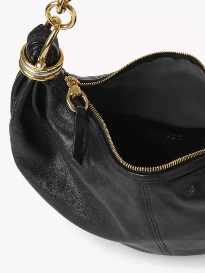 Borsa hobo piccola con bracciale in pelle martellata Borsa hobo piccola con bracciale in pelle martellata