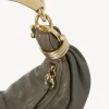 Borsa hobo piccola con bracciale in pelle martellata Borsa hobo piccola con bracciale in pelle martellata