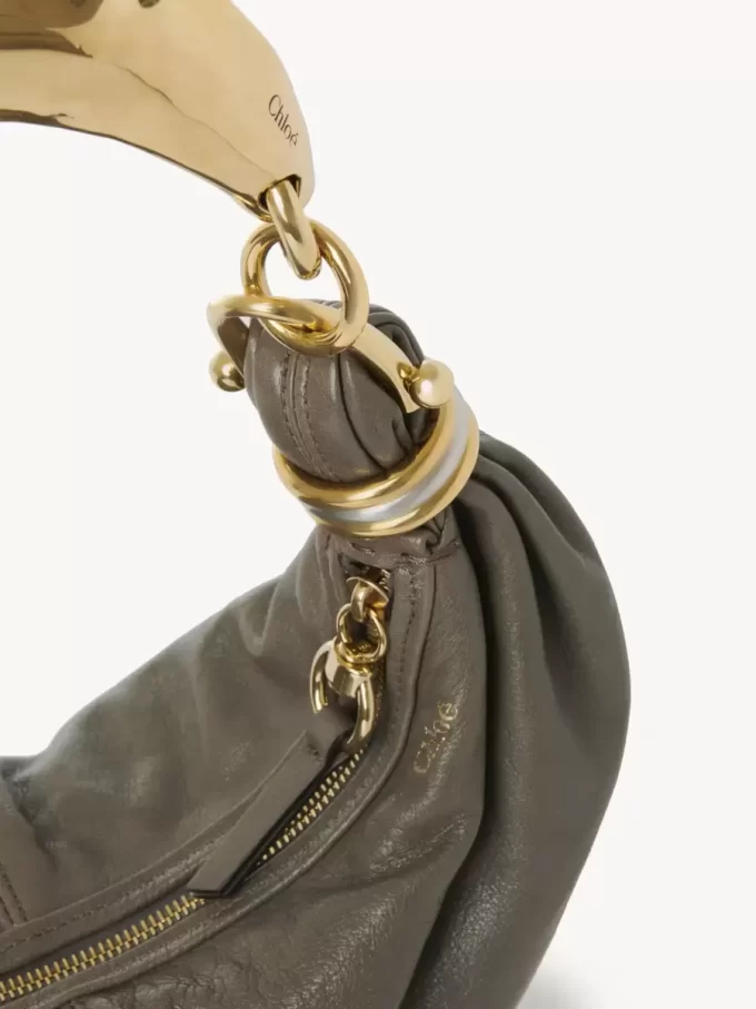 Borsa hobo piccola con bracciale in pelle martellata Borsa hobo piccola con bracciale in pelle martellata
