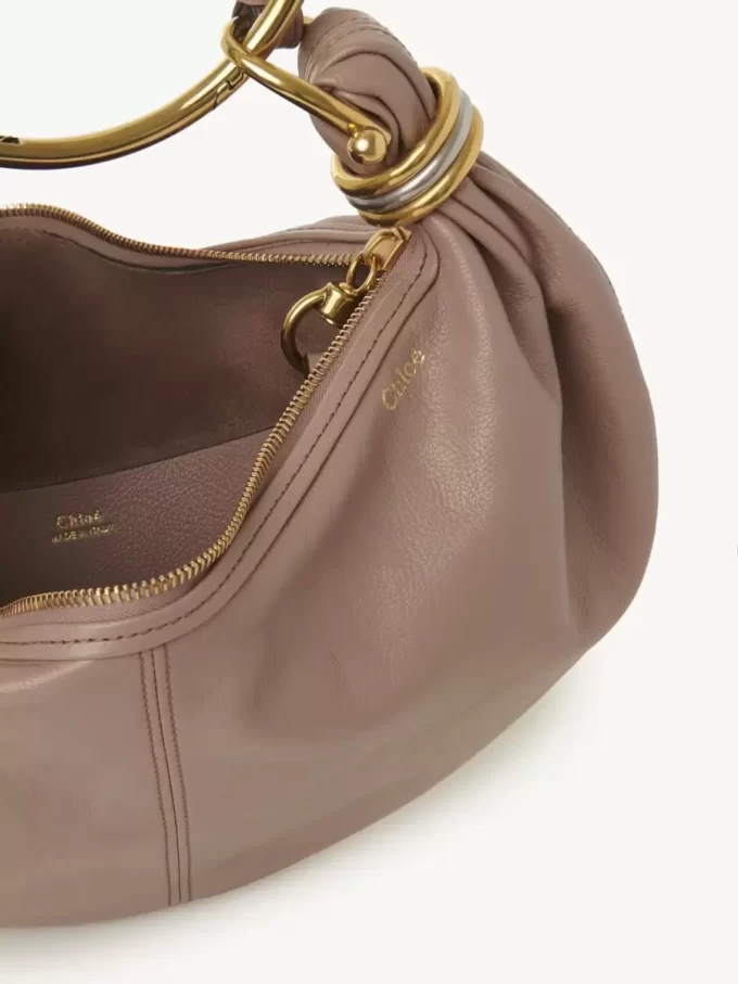 Borsa Hobo piccola con bracciale in pelle martellata Borsa Hobo piccola con bracciale in pelle martellata