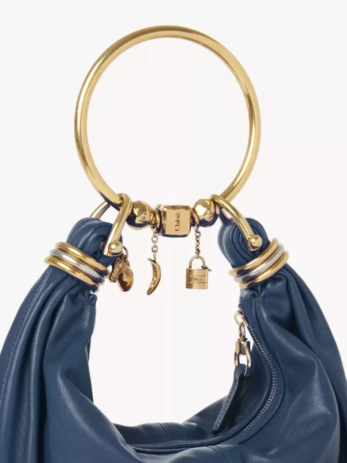 Borsa Hobo piccola con bracciale in pelle martellata Borsa Hobo piccola con bracciale in pelle martellata