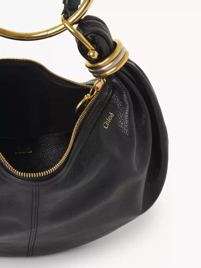 Borsa Hobo piccola con bracciale in pelle martellata Borsa Hobo piccola con bracciale in pelle martellata