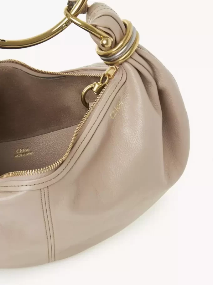 Borsa Hobo piccola con bracciale in pelle martellata Borsa Hobo piccola con bracciale in pelle martellata