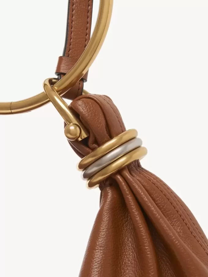 Borsa Hobo piccola con bracciale in pelle martellata Borsa Hobo piccola con bracciale in pelle martellata