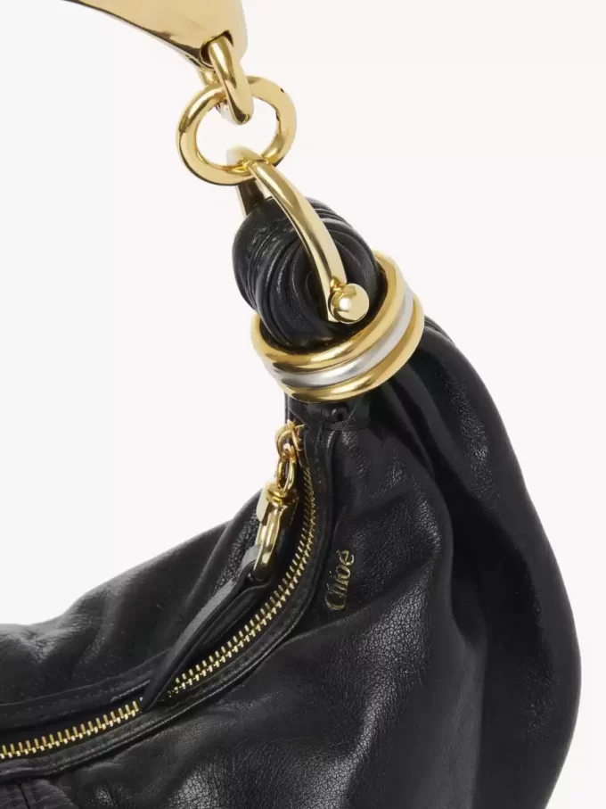 Borsa hobo piccola con bracciale in pelle martellata Borsa hobo piccola con bracciale in pelle martellata