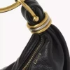 Borsa Hobo piccola con bracciale in pelle martellata Borsa Hobo piccola con bracciale in pelle martellata
