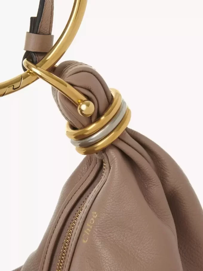 Borsa Hobo piccola con bracciale in pelle martellata Borsa Hobo piccola con bracciale in pelle martellata