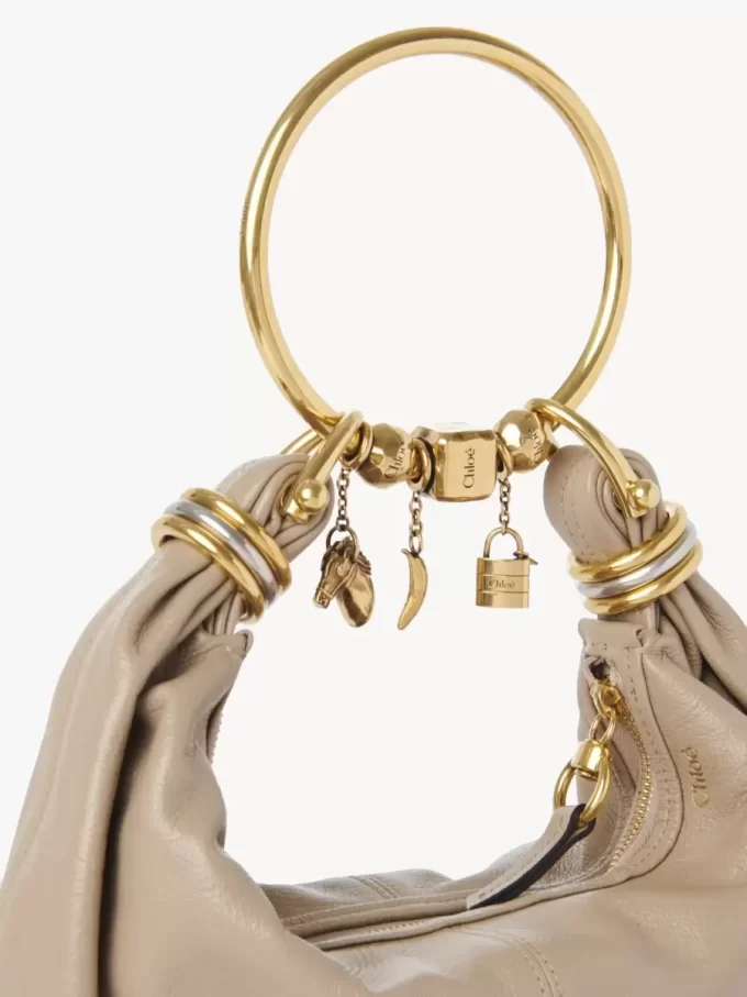 Borsa Hobo piccola con bracciale in pelle martellata Borsa Hobo piccola con bracciale in pelle martellata