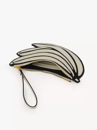 Borsa piatta a forma di banana in pelle martellata Borsa piatta a forma di banana in pelle martellata