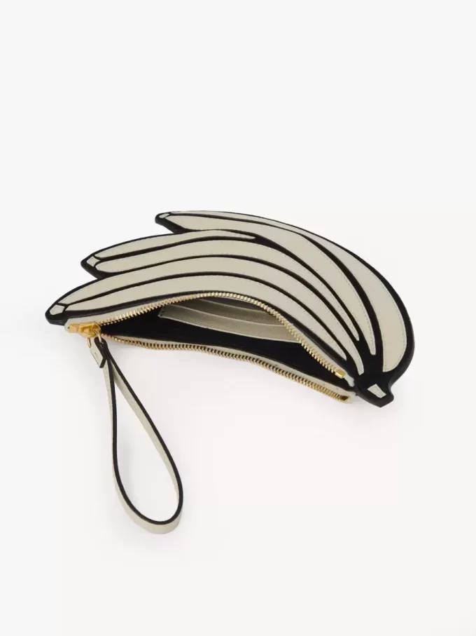 Borsa piatta a forma di banana in pelle martellata Borsa piatta a forma di banana in pelle martellata