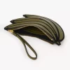 Borsa piatta a forma di banana in pelle martellata Borsa piatta a forma di banana in pelle martellata