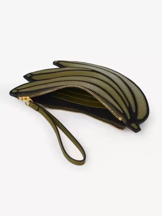 Borsa piatta a forma di banana in pelle martellata Borsa piatta a forma di banana in pelle martellata