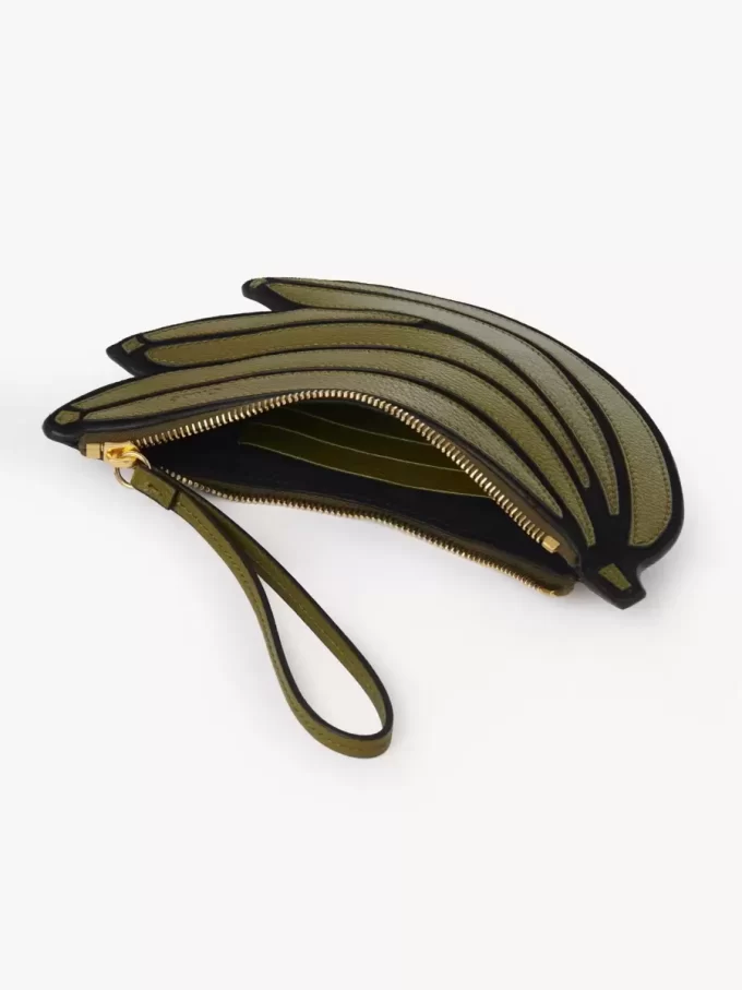 Borsa piatta a forma di banana in pelle martellata Borsa piatta a forma di banana in pelle martellata