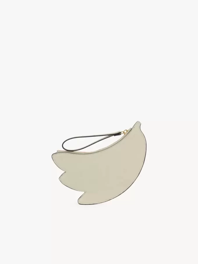 Borsa piatta a forma di banana in pelle martellata Borsa piatta a forma di banana in pelle martellata