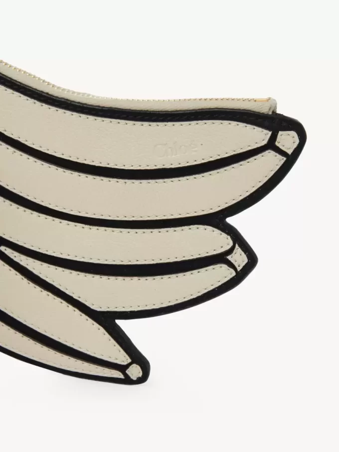 Borsa piatta a forma di banana in pelle martellata Borsa piatta a forma di banana in pelle martellata
