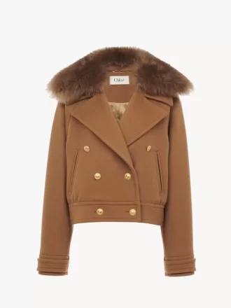 Cappotto corto doppiopetto squadrato in morbida lana Cappotto corto doppiopetto squadrato in morbida lana