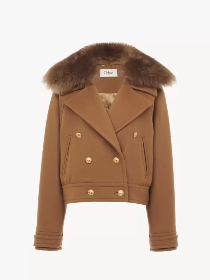 Cappotto corto doppiopetto squadrato in morbida lana Cappotto corto doppiopetto squadrato in morbida lana