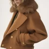 Cappotto corto doppiopetto squadrato in morbida lana Cappotto corto doppiopetto squadrato in morbida lana