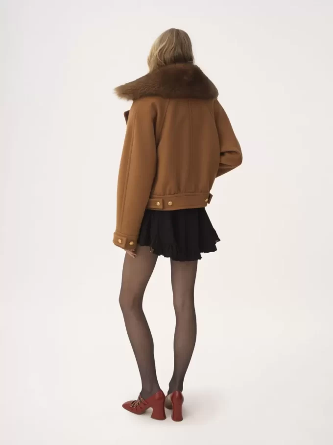 Cappotto corto doppiopetto squadrato in morbida lana Cappotto corto doppiopetto squadrato in morbida lana