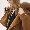 Cappotto corto doppiopetto squadrato in morbida lana Cappotto corto doppiopetto squadrato in morbida lana