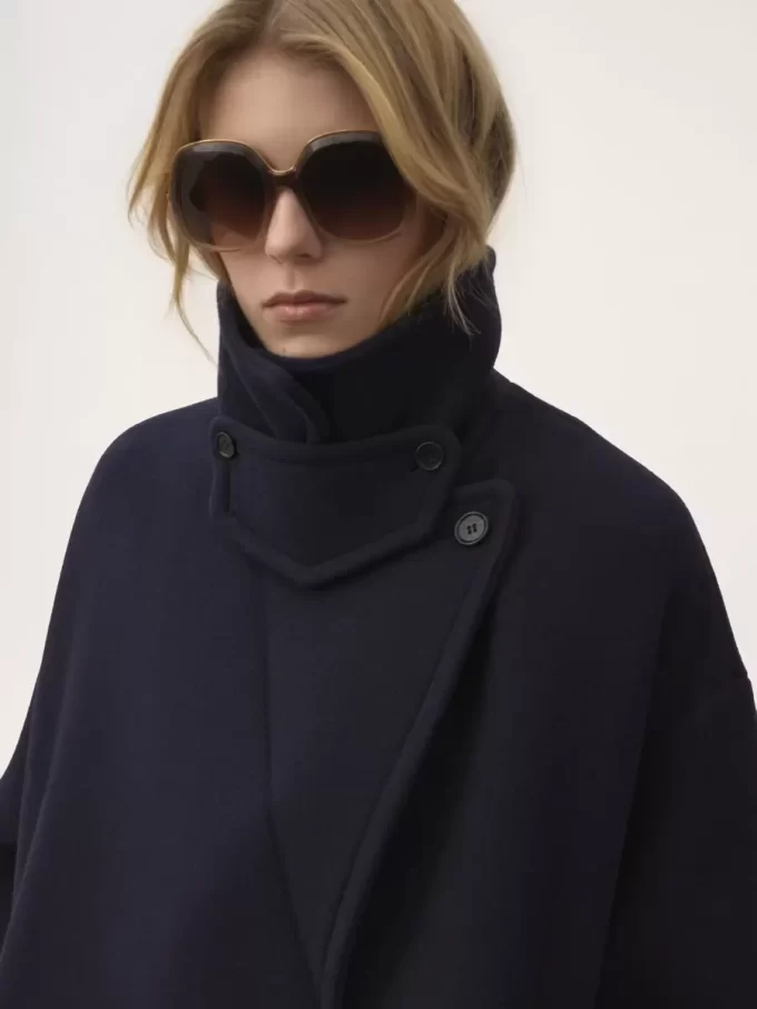 Cappotto doppiopetto oversize in lana Cappotto doppiopetto oversize in lana