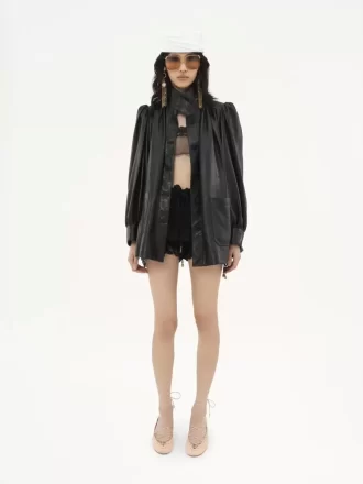 Cappotto in pelle con collo alto e arricciature