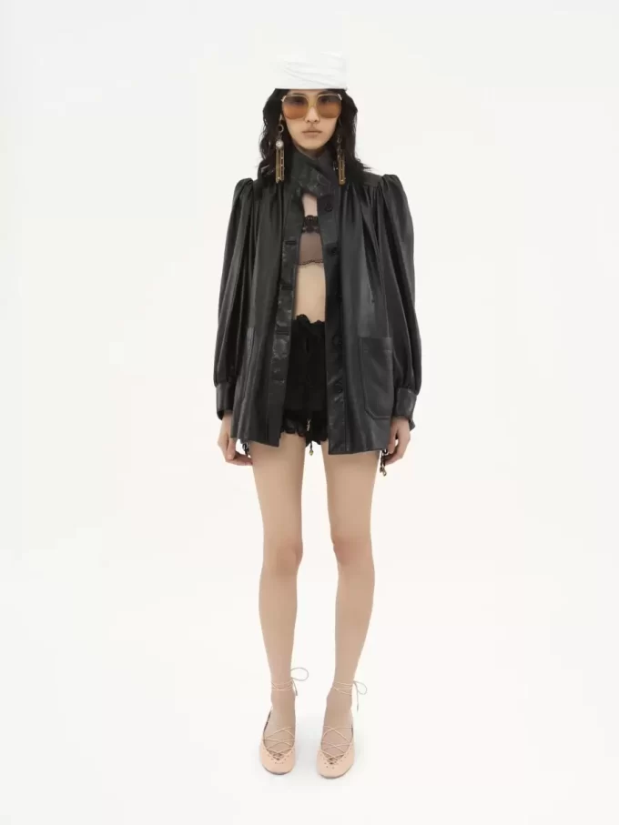 Cappotto in pelle con collo alto e arricciature Cappotto in pelle con collo alto e arricciature