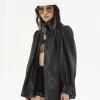 Cappotto in pelle con collo alto e arricciature Cappotto in pelle con collo alto e arricciature