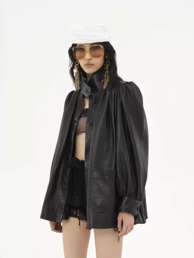 Cappotto in pelle con collo alto e arricciature Cappotto in pelle con collo alto e arricciature