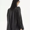 Cappotto in pelle con collo alto e arricciature Cappotto in pelle con collo alto e arricciature