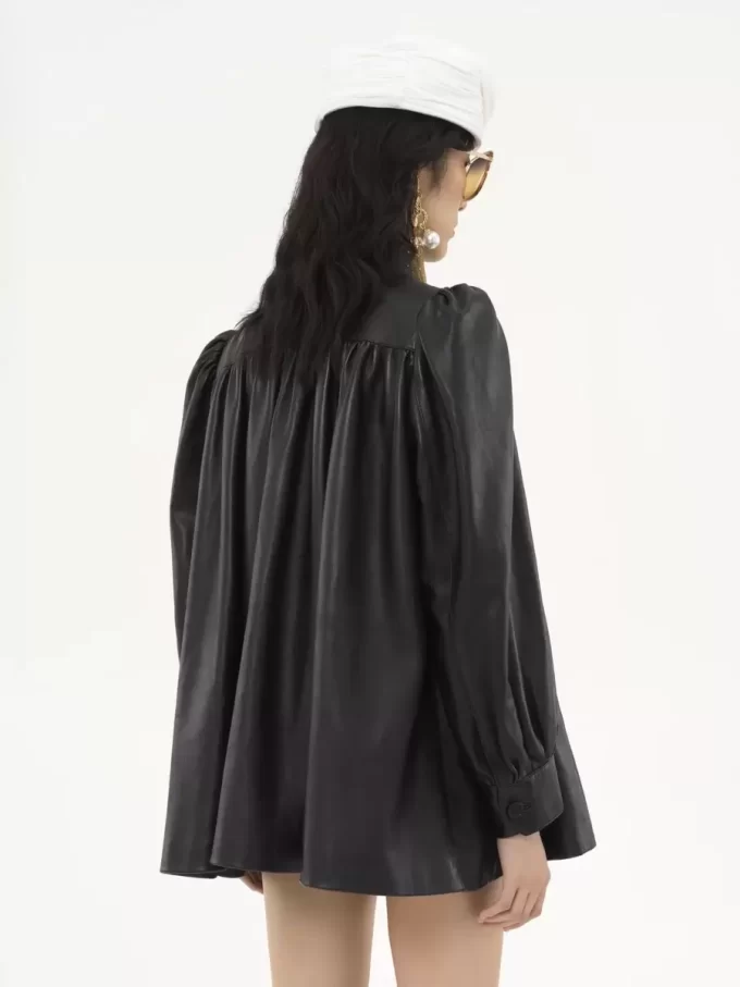 Cappotto in pelle con collo alto e arricciature Cappotto in pelle con collo alto e arricciature