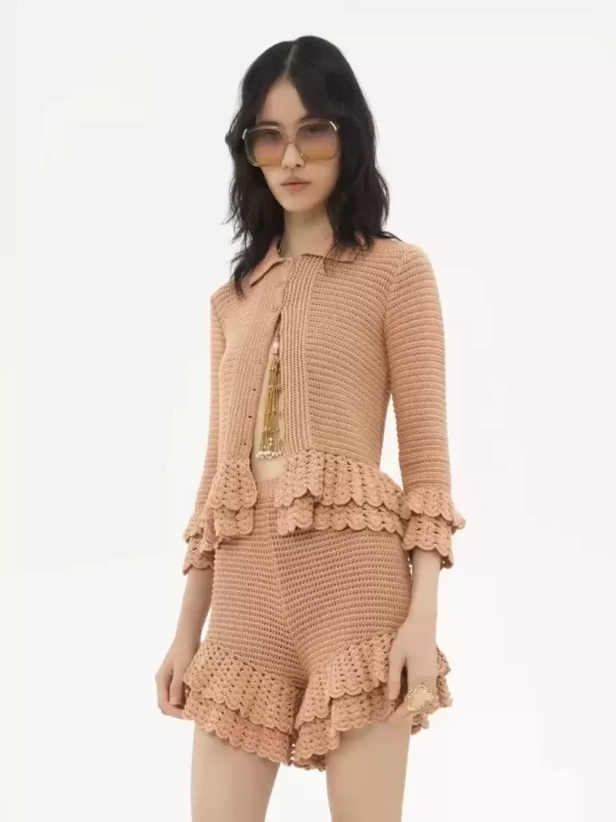 Cardigan aderente con volant in maglia all’uncinetto Cardigan aderente con volant in maglia all’uncinetto