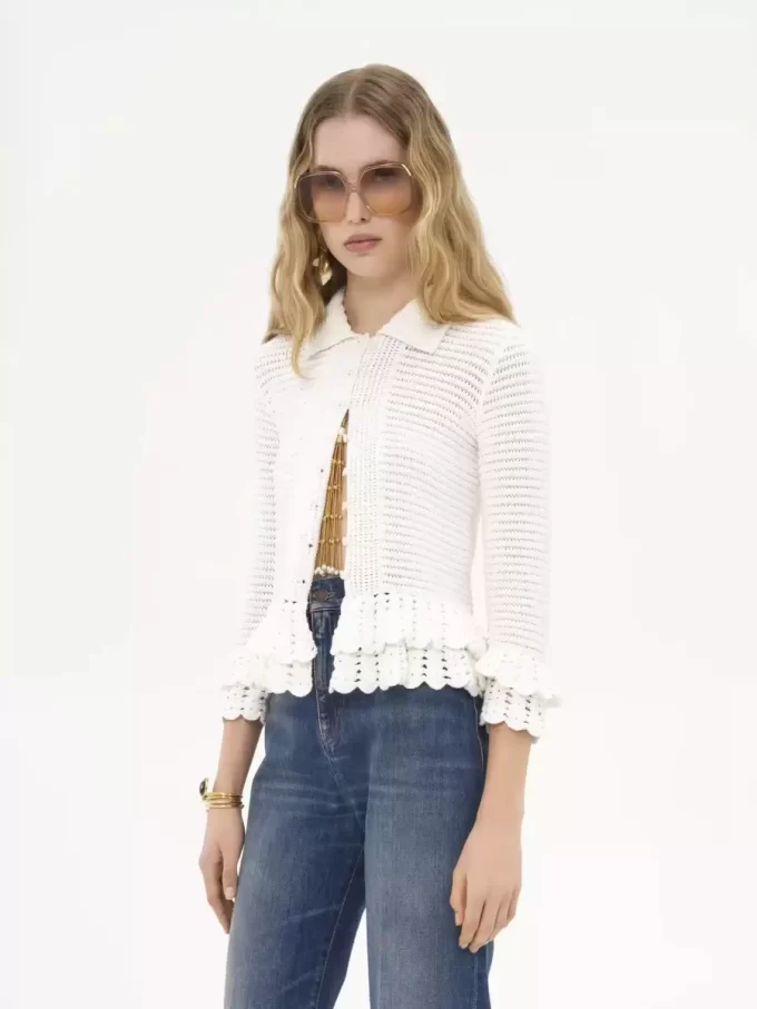 Cardigan aderente con volant in maglia all’uncinetto Cardigan aderente con volant in maglia all’uncinetto