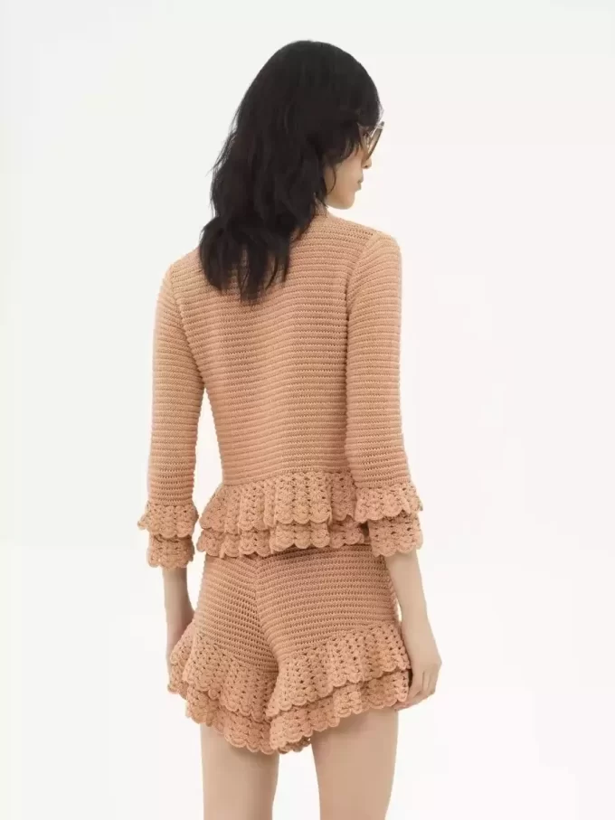 Cardigan aderente con volant in maglia all’uncinetto Cardigan aderente con volant in maglia all’uncinetto