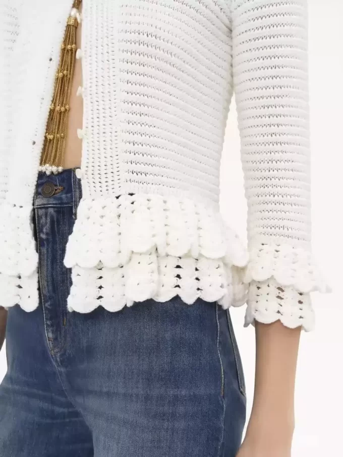 Cardigan aderente con volant in maglia all’uncinetto Cardigan aderente con volant in maglia all’uncinetto