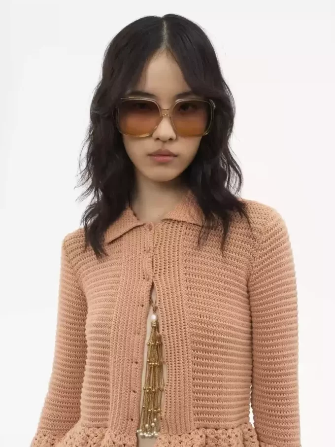 Cardigan aderente con volant in maglia all’uncinetto Cardigan aderente con volant in maglia all’uncinetto
