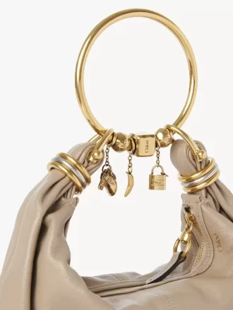 Bracciale con ciondolo a forma di cubo, banana e dadi in ottone Bracciale con ciondolo a forma di cubo, banana e dadi in ottone
