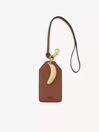 Etichetta a forma di banana in pelle lucida Etichetta a forma di banana in pelle lucida