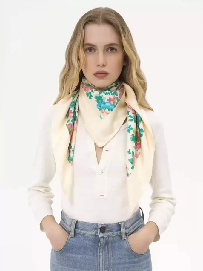 Foulard quadrato Chloé Peonies in twill di seta Foulard quadrato Chloé Peonies in twill di seta