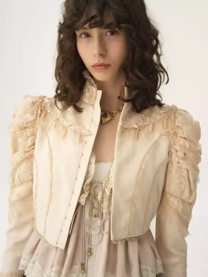 Giacca corta e aderente in raso duchesse di seta e pizzo Giacca corta e aderente in raso duchesse di seta e pizzo