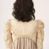 Giacca corta e aderente in raso duchesse di seta e pizzo Giacca corta e aderente in raso duchesse di seta e pizzo