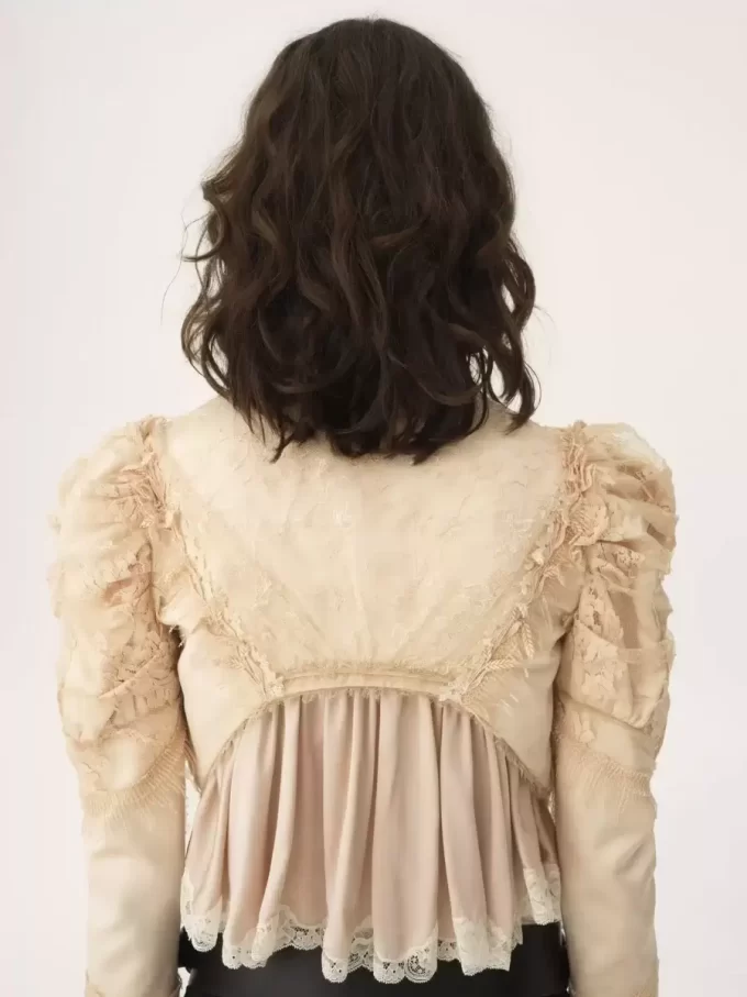 Giacca corta e aderente in raso duchesse di seta e pizzo Giacca corta e aderente in raso duchesse di seta e pizzo
