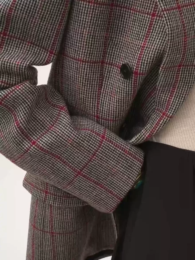 Giacca sartoriale doppiopetto in lana a quadri Giacca sartoriale doppiopetto in lana a quadri