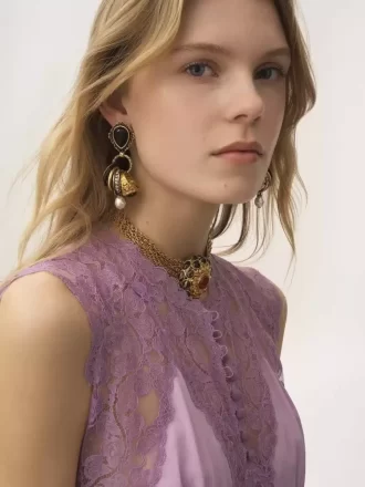 Gli orecchini Chloé Antique Pearls Gli orecchini Chloé Antique Pearls