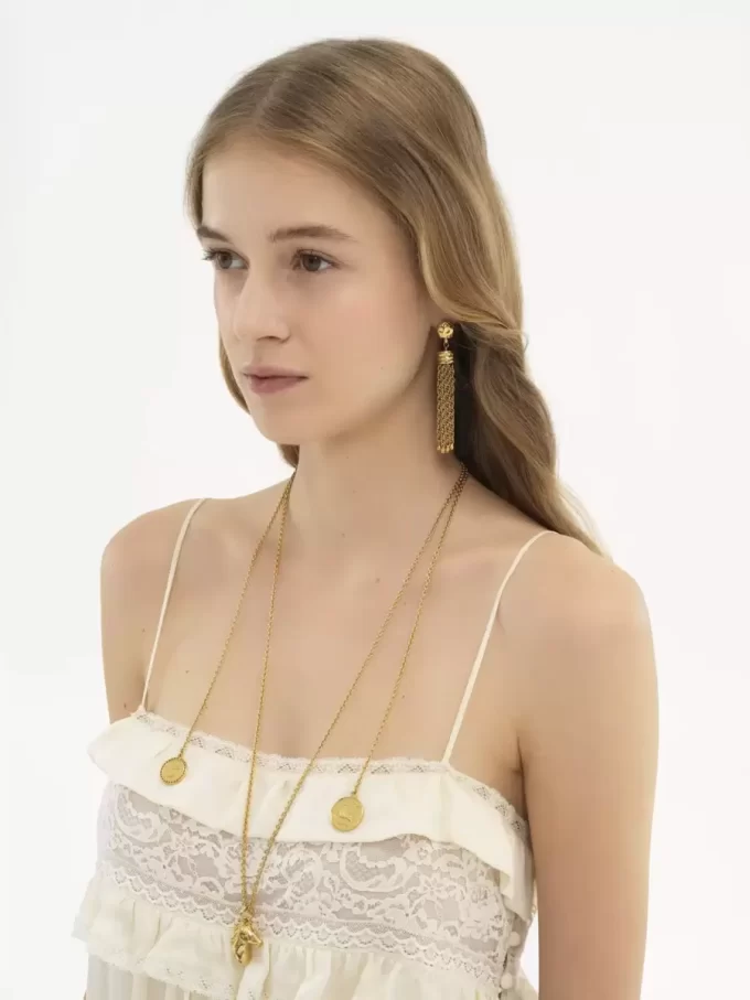 Gli orecchini Chloé Pompoms Gli orecchini Chloé Pompoms