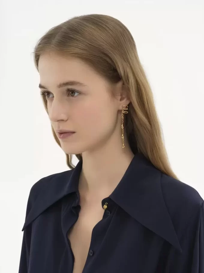 Gli orecchini pendenti iconici di Chloé