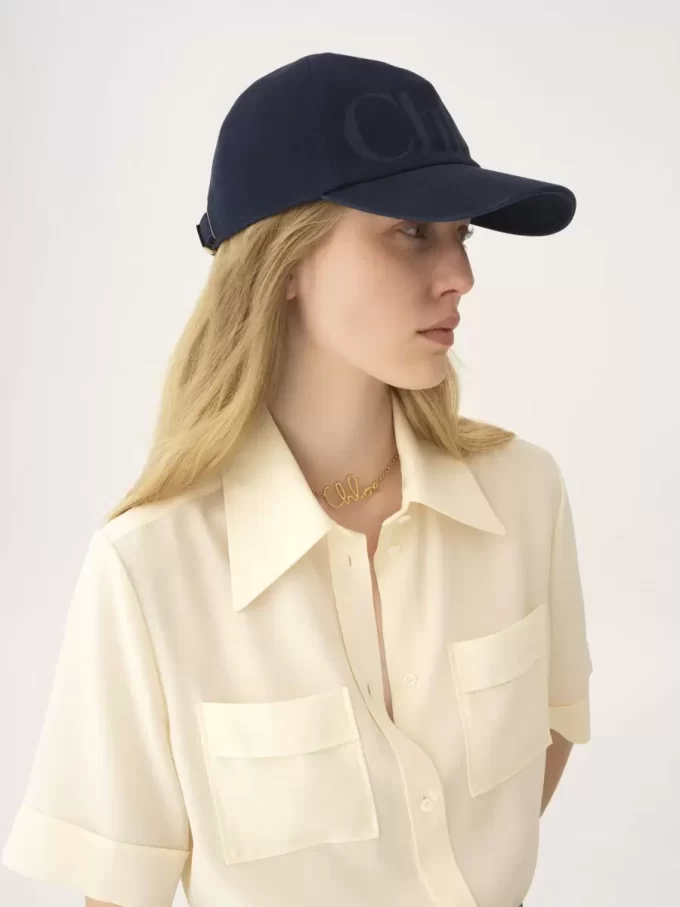 Il berretto Chloé Essentials in cotone lavato Il berretto Chloé Essentials in cotone lavato
